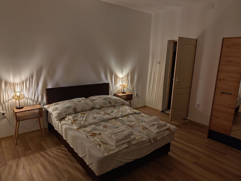 Spavaća soba sa bračnim krevetom i noćnim lampama