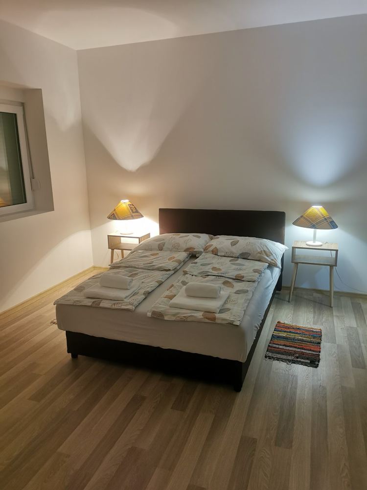 Spavaća soba sa tepihom i lampama